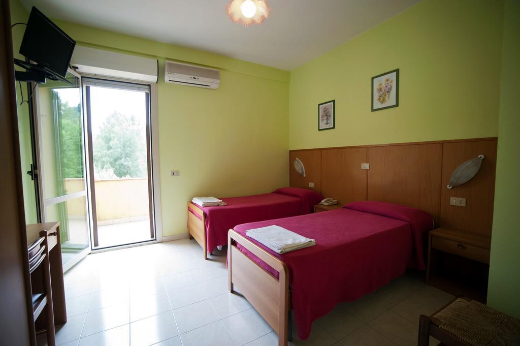Albergo Magrini Della Genga Genga  Oda fotoğraf